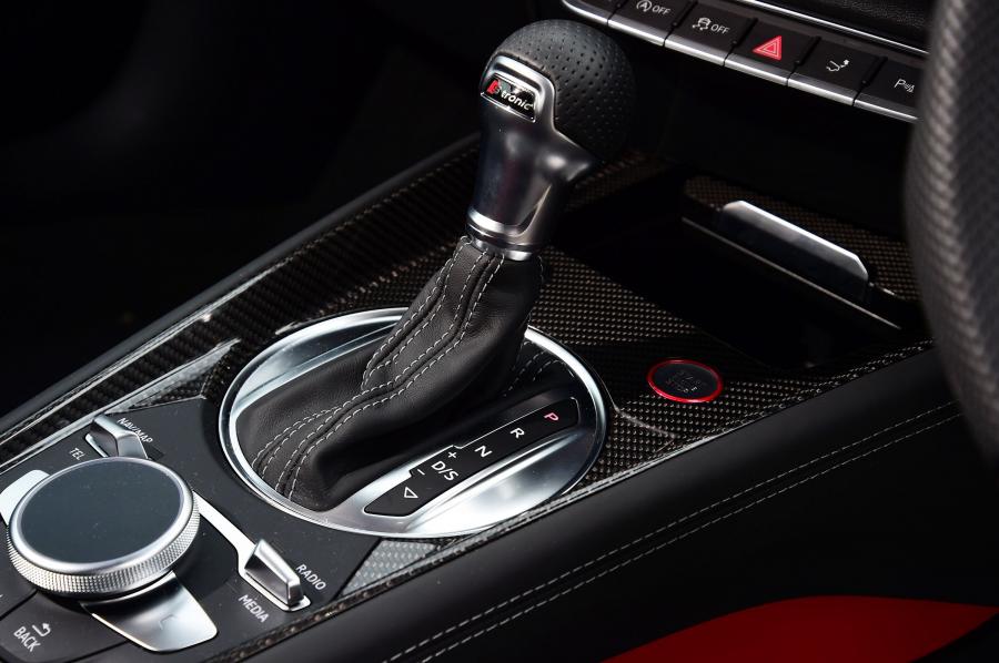 Детали интерьера Audi TTS Coupe (8S) 2019 года  (UK) (фото 15 из 17)